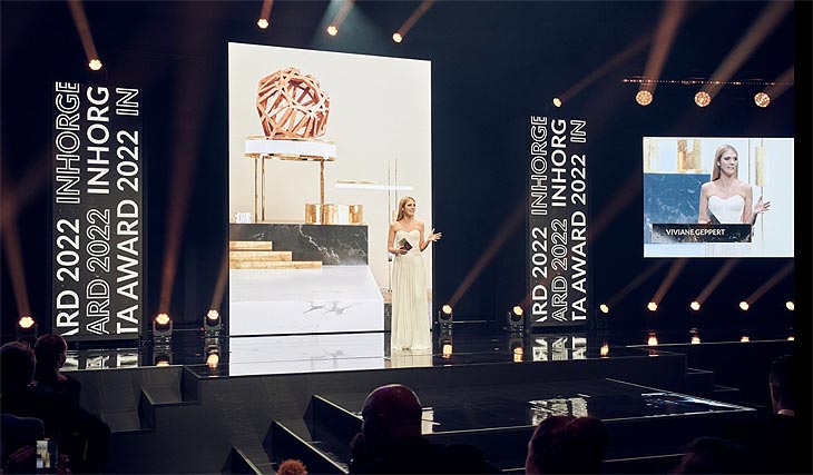 Moderatorin Vivianne Geppert führte durch den Abend beim Inhorgenta Award 2022 auf der Bühne der BMW Welt am 9.4.2022 (©Foto:2022, Messe München GmbH)
